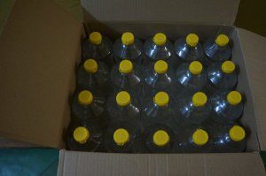 Karton z plastikowymi butelkami