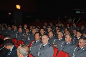 Policjanci siedzący na widowni
