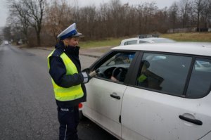 Policjantka kontrolująca stan trzeźwości kierowcy