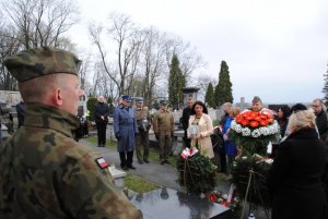 Składania wiązanek na grobie posła Grzegorza Dolniaka