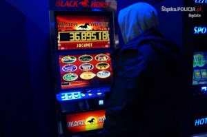 Osoba stojąca przed automatem do gier hazardowych