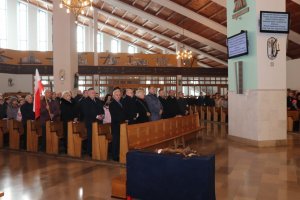 Wnętrze kościoła - widok na uczestników uroczystości