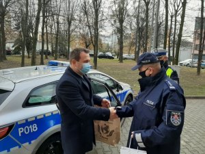 Komandant Powiatowy Policji w Będzinie wita się ze Starostą Powiatu Będzińskiego