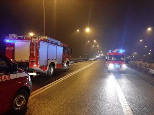 Miesce wypadku na S1 w rejonie Mierzęcic i w tle samochody straży pożarnej