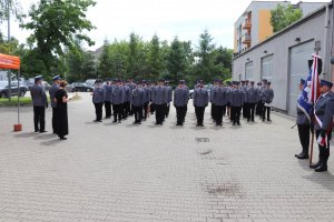Zdjęcie przedstawia policjantów stojących na placu wewnętrznym będzińskiej komendy podczas obchodów Święta Policji