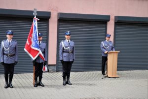 Zdjęcie przedstawia przemawiającego Komendanta Powiatowego Policji w Będzinie oraz policjantów należących do pocztu sztandarowego KPP Będzin