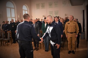 Na zdjęciu policjant składa meldunek Komendantowi Powiatowemu Policji w Będzinie na zakończenie uroczystości przed wszystkimi uczestnikami.