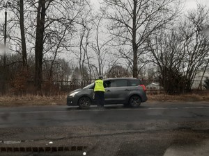 Na zdjęciu policjant badający trzeźwość kierujących.