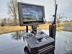Na zdjęciu urządzenie do sterowania dronem oraz stacja nasobna do kontaktowania się pomiędzy policjantami.