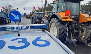 Na zdjęciu policyjny radiowóz obok traktora.